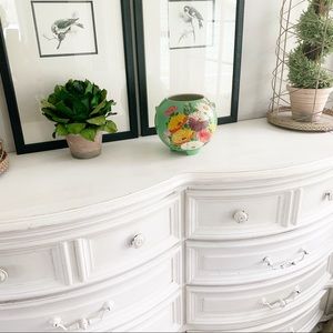 ✨VINTAGE✨Hand Painted Round Ceramic Vase✨Gerber Dasies? Mum’s?